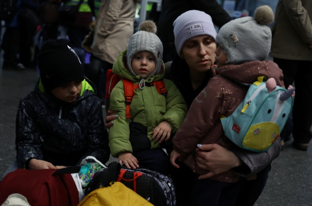 우크라이나를 떠난 가족이 폴란드 기차역에서 대기하고 있다. /로이터 뉴스1