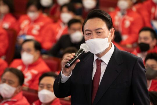 10일 새벽 윤석열 대통령 당선인이 제 20대 대통령 당선을 확정 지은 후 국회 도서관에 마련된 개표 상황실에서 감사인사를 하고 있다. /조선DB