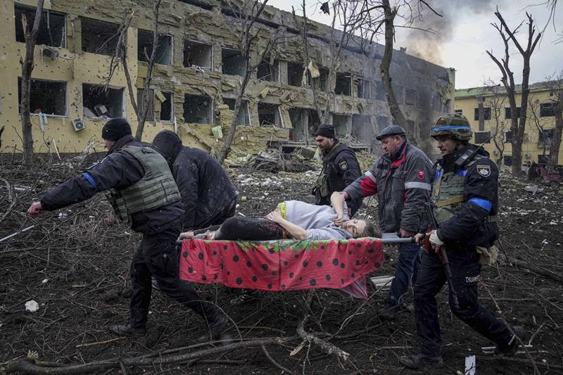 9일(현지 시각) 우크라이나 마리우폴시에서 러시아 군의 포격에 부상을 입은 임산부를 자원봉사자들이 옮기고 있다. /AP 연합뉴스
