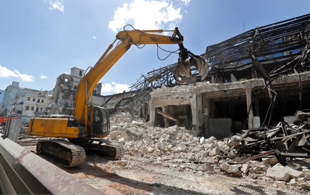 지난 4일(현지 시각) 쿠바 아바나 지역에서 중장비를 동원해 건물을 철거하고 있다. /EPA 연합뉴스