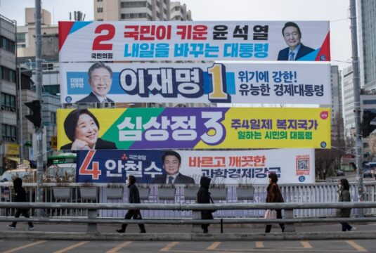 서울 관악구 신림동 교차로 횡단보도 앞에 제20대 대선 후보들의 현수막이 걸려 있다. /조선DB
