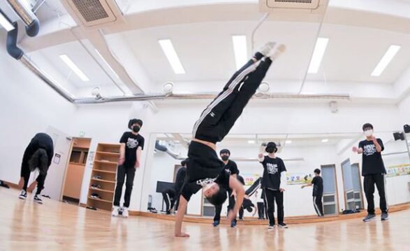 드림하이 프로젝트에 참여한 학생들이 진로 탐색 프로그램으로 비보잉을 배우고 있다. /굿네이버스 제공