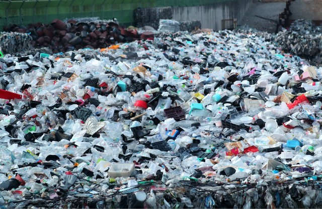 지난 2월 2일 부산시자원재활용센터에 설연휴간 나온 선물 포장재 플라스틱과 음식물 포장 등에 사용된 재활용 쓰레기가 쌓여 있다. /조선DB