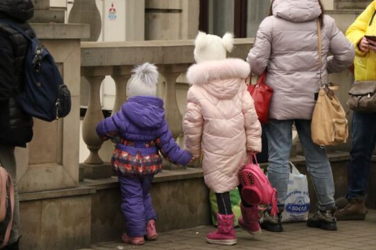 루마니아 내 아동 보호 시설에 남겨진 아동이 10만명에 이르는 것으로 나타났다. 이들은 현지에 남겨져 가족과 영구적으로 분리될 가능성이 있어 우려의 목소리가 높아지고 있다. /세이브더칠드런 제공