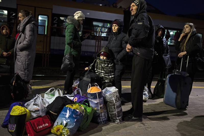 17일(현지 시각) 폴란드 남동부 프르제미슬 기차역에서 우크라이나를 탈출한 난민들이 기차를 기다리고 있다. /AP 연합뉴스