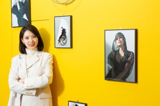 14일 서울 종로구 사무실에서 만난 만난 차해리 파라스타엔터테인먼트 대표. 사무실 한쪽 벽에는 소속 장애인 아티스트들의 사진이 걸려 있다. /임화승 C영상미디어 기자
