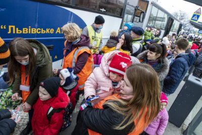 러시아의 공습을 피해 국경을 넘은 우크라이나 피란민들의 모습. 여성과 아동이 대다수를 차지한다. /초록우산어린이재단 제공