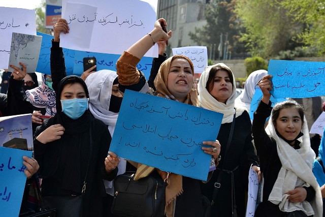 26일(현지 시각) 아프가니스탄 여성들이 카불 시내에서 여성 교육 보장을 촉구하는 시위를 벌이고 있다. /AFP 연합뉴스