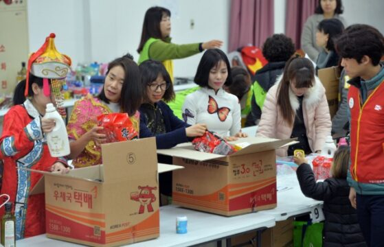 30일 여성가족부에 따르면, 난민 수용에 동의하는 비율은 청소년 54.6%, 성인 33.7%로 나타났다. 사진은 지난 2017년 다문화가정 여성들이 대전 대덕구청 강당에서 모국에 보낼 국제 특급 우편 물품을 정리하는 모습. /조선DB