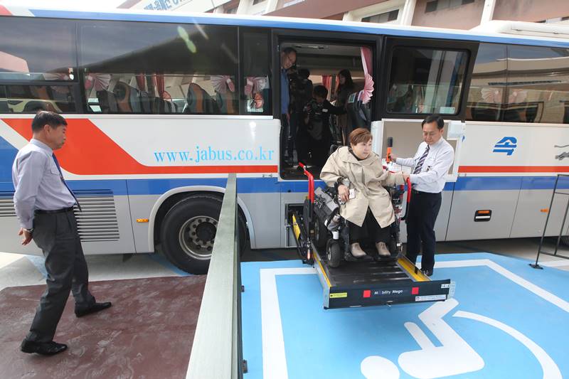 한 시민이 휠체어가 탑승 가능하도록 개조된 고속버스에 탑승하고 있다. /조선DB