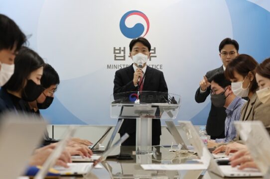 5일 정재민 법무부 법무심의관이 서울 서초구 서울고검 의정관에서 민법 개정안 관련 브리핑을 하고 있다. /연합뉴스