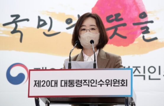8일 서울 종로구 제20대 대통령직인수위원회 브리핑룸에서 최지현 대통령직인수위원회 수석부대변인이 정례브리핑을 하고 있다. /연합뉴스