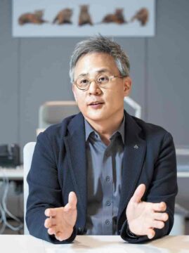아모레퍼시픽복지재단이 오늘(4월 12일) 40주년을 맞았다. 지난 4일 만난 김승환 아모레퍼시픽복지재단 이사장은 “아모레퍼시픽은 여성의 힘으로 성장한 기업이기에 40년 전 남들보다 앞서 여성 문제를 해결하는 재단을 설립했다”면서 “이제는 여성을 넘어, 남성, 성별 이슈 등 ‘여성의 삶’과 닿아 있는 다양한 이슈로 재단의 사업을 확장해나갈 예정”이라고 말했다./한준호 C영상미디어 기자