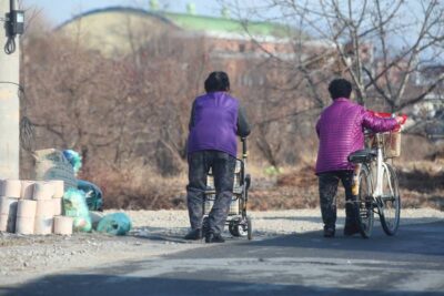 경북 의성군 주민 2명이 보행기와 자전거를 끌며 걸어가고 있다. '2021 농림어업조사결과'에 따르면 농촌 인구의 47%는 65세 이상 고령층인 것으로 나타났다. /조선DB