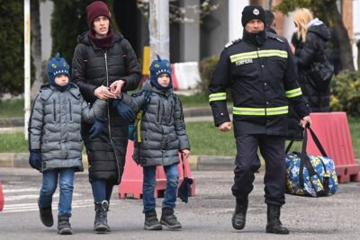 18일(현지 시각) 우크라이나를 빠져나온 난민 가족이 루마니아 국경에 마련된 쉼터로 가고 있다. /AFP연합뉴스
