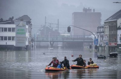 지난해 10월 서유럽에 쏟아진 기록적 폭우로 벨기에 리에주 도심이 물에 잠기자 시민들이 고무보트로 대피하고 있다. /AP 연합뉴스