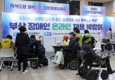 지난 20일 부산 연제구에서 열린 장애인 온라인 채용박람회 부스에서 장애인들이 구직상담을 하고 있다. /조선DB