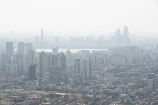미세먼지 농도가 '나쁨'이었던 지난 3월 10일 남산에서 바라 본 도심 일대가 뿌옇다. /조선DB