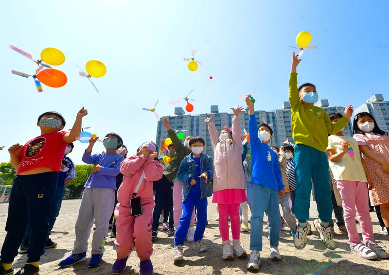 과학의날을 하루 앞둔 지난달 20일 경기 수원의 한 초등학교 운동장에서 학생들이 모형 프로펠러를 날리고 있다. /연합뉴스