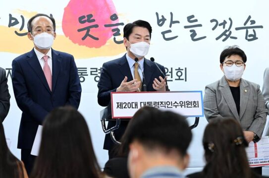 안철수 제20대 대통령직인수위원회 위원장이 3일 오전 서울 종로구 통의동 인수위원회 공동기자회견장에서 국정과제를 발표한 후 취재진의 질의에 답변하고 있다. /인수위사진기자단 제공