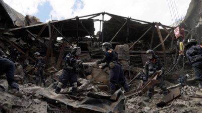 우크라이나 마리우폴 지역 건물이 러시아군의 공격에 무너진 모습. /AFP 연합뉴스