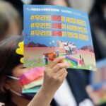 14일 성소수자 인권단체 무지개행동 회원들이 '2022 국제성소수자혐오반대의날'을 기념해 서울 용산역 광장에 모여 구호를 외치고 있다. /뉴스1