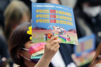 14일 성소수자 인권단체 무지개행동 회원들이 '2022 국제성소수자혐오반대의날'을 기념해 서울 용산역 광장에 모여 구호를 외치고 있다. /뉴스1