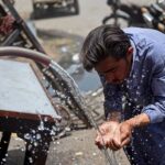 16일(현지 시각) 폭염이 덮친 파키스탄 남부 도시 카라치 길가에서 한 남성이 차가운 물로 열을 식히고 있다. /AFP 연합뉴스