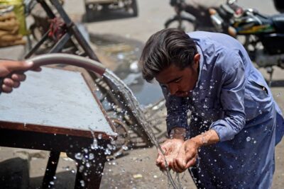 16일(현지 시각) 폭염이 덮친 파키스탄 남부 도시 카라치 길가에서 한 남성이 차가운 물로 열을 식히고 있다. /AFP 연합뉴스