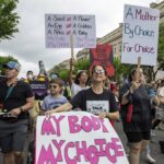 14일(현지 시각) 미국 워싱턴에서 여성의 낙태권 보장을 요구하는 시위대가 행진하고 있다. /AP 연합뉴스