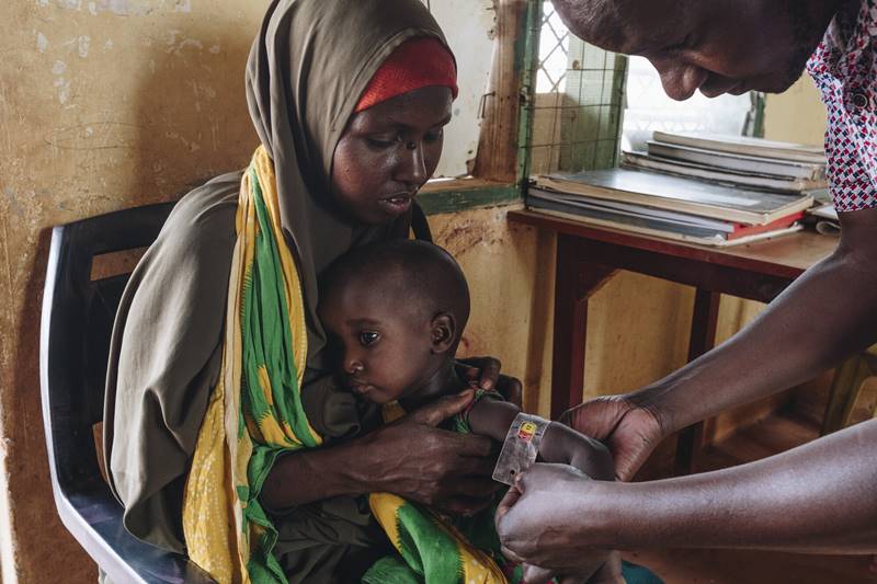 케냐의 한 보건소에서 영아가 검진을 받고 있다. /옥스팜 제공