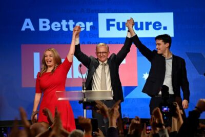 호주 신임 총리로 취임한 앤서니 알바니즈(가운데)가 21일 총선에서 승리를 확정 지은 후 지지자들을 향해 인사하고 있다. /EPA 연합뉴스