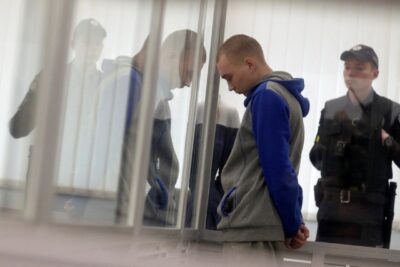 우크라이나가 개시한 첫 전범재판에 바딤 시시마린 러시아군 하사가 회부됐다. 시시마린 하사는 법정 피고인석에 설치된 보호용 강화유리 안에서 고개를 숙였다. /로이터 뉴스1
