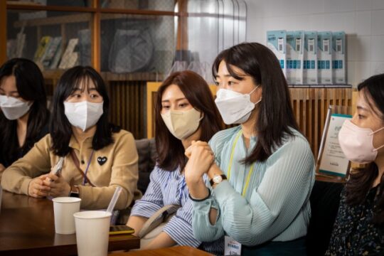 청세담 7기 수료생인 송지희 채널톡 마케팅팀 매니저가 자기이해와 업무자세를 주제로 청세담 13기 수강생들과 얘기를 나누고 있다. /이건송 C영상미디어 기자