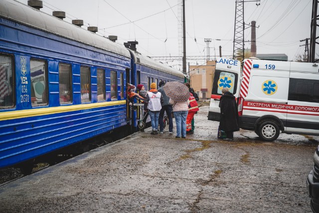 지난 4월 1일 환자를 의료시설로 이송하기 위한 국경없는의사회 의료대피전용기차(Medevac)가 우크라이나 르비우에 도착했다. /국경없는의사회 제공