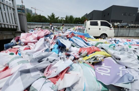 2일 서울 은평구의 한 집하장에서 은평구청 광고물 정비팀 직원들이 관내 교차로 등에서 철거한 제8회 전국동시지방선거 출마 후보자들의 현수막을 트럭에서 내리고 있다. /연합뉴스