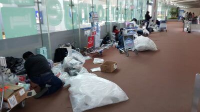 2019년 4월 인천국제공항 제1여객터미널 면세품 인도장에서 중국 보따리상인 따이궁들이 구매한 제품의 비닐 포장지와 뽁뽁이를 제거하고 있다. /조선DB