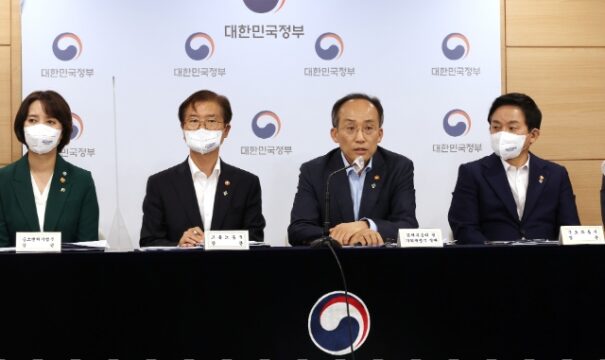 추경호(왼쪽에서 세 번쨰) 경제부총리 겸 기획재정부 장관이 16일 정부 서울청사 브리핑실에서 '새정부 경제정책방향'을 발표하고 있다. (왼쪽부터)이영 중소벤처기업부 장관, 이정식 고용노동부 장관, 추 부총리, 원희룡 국토교통부 장관. /연합뉴스