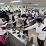 서울 동작구 서울공업고등학교에서 학생들이 급식 배식을 기다리고 있다. /조선DB