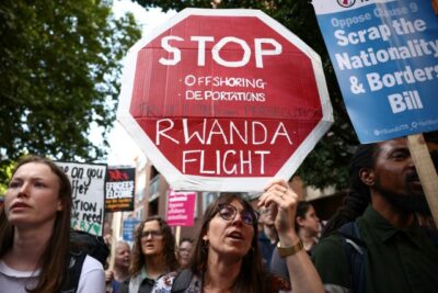 영국 정부가 난민 신청자와 불법 이주민을 르완다로 추방하려는 계획에 반대하는 시민들이 13일(현지 시각) 시위를 벌이고 있다. /로이터 연합뉴스