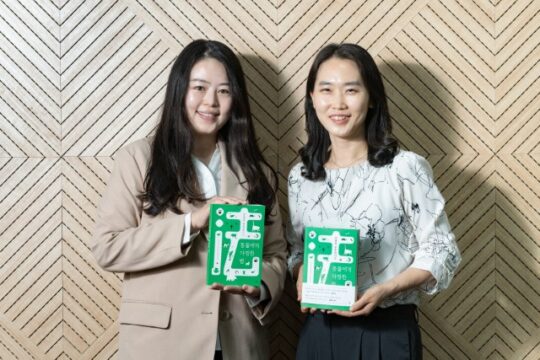 송시현(왼쪽) 변호사와 권유림 변호사는 '동물의 권리를 옹호하는 변호사들'(동변) 단체에서 활동하고 있다. 동변은 법률 자문, 연구, 지원 활동 등을 한다. 지난 10일에는 동물보호법 위반 사건을 정리한 신간 '동물에게 다정한 법'을 출간하기도 했다. /임화승 C영상미디어 기자
