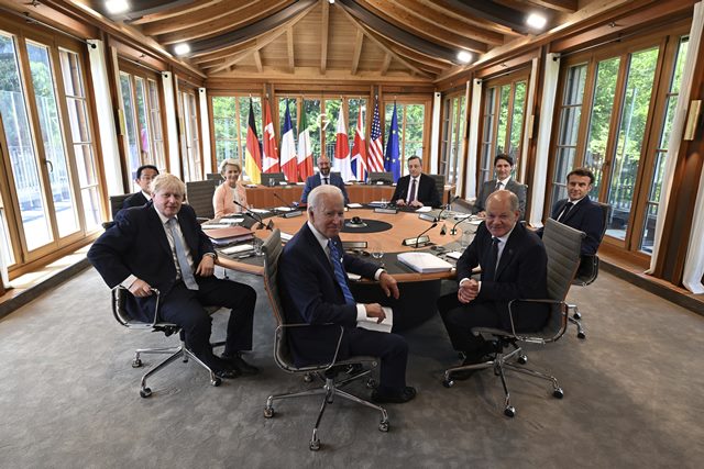 지난 26일(현지 시각)부터 사흘간 독일 주요 7개국(G7) 정상들. (맨 왼쪽부터 시계 방향으로) 기시다 후미오 일본 총리, 우르줄라 폰 데어 라이엔 EU 집행위원장, 샤를 미셸 EU정상회의 상임의장, 마리오 드라기 이탈리아 총리, 쥐스탱 트뤼도 캐나다 총리, 에마뉘엘 마크롱 프랑스 총리, 올라프 숄츠 독일 총리, 조 바이든 미국 대통령, 보리스 존슨 영국 총리. /AP 연합뉴스