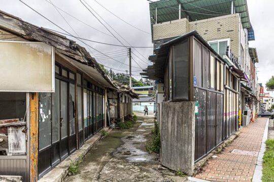 소멸 위험 지역으로 분류된 경북 군위에 방치된 빈집. /조선DB