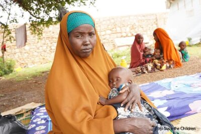 소말리아 바이도아 지역에서 운영 중인 세이브더칠드런 의료센터에서 영양 실조를 진단받은 야스민(가명·2)과 어머니 아스터. /세이브더칠드런 제공