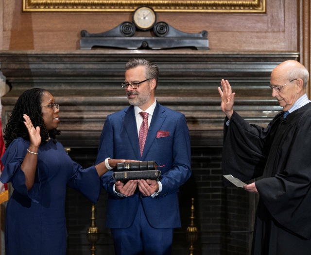 미국의 첫 흑인 여성 대법관 지명자인 커탄지 잭슨(왼쪽)이 30일(현지 시각) 워싱턴DC 연방대법원에서 성경 위에 왼손을 올린 채 취임 선서를 하고 있다.