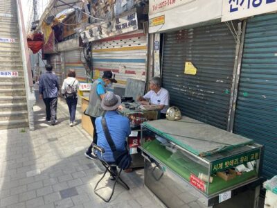 지난 14일 서울 종로구 예지동 시계골목 노점상인 연합회 회원들이 거리로 매대를 이끌고 나와 영업을 이어가고 있다. /황원규 더나은미래 인턴기자