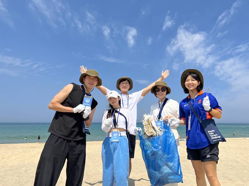 지난 3일 강원 동해 망상해변에서 MZ세대 기후환경 활동가 100여 명이 해변을 정화하는 '비치코밍 캠페인'을 진행했다. /에코맘코리아 제공