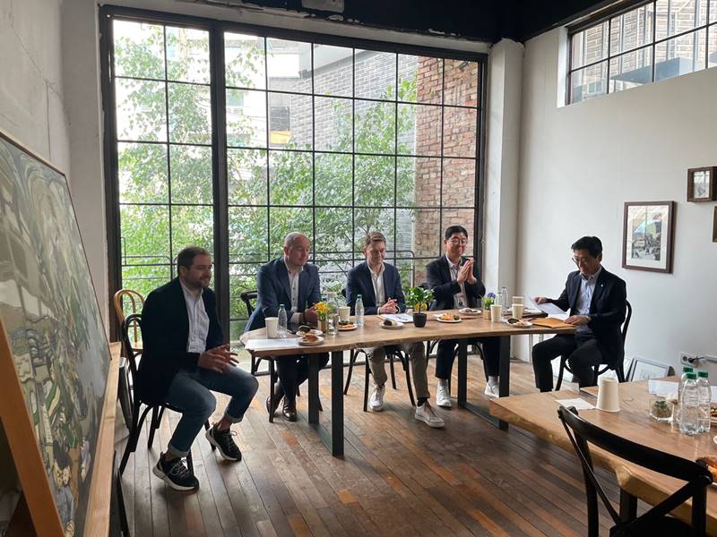 지난 5일 서울 성동구 한 카페에서 플라잉 타이거 코펜하겐의 ESG 경영을 설명하는 간담회가 열렸다. 간담회에 참석한 마틴 저미엔 본사 CEO(왼쪽에서 세 번째)와 도상현 위비스 회장(왼쪽에서 네 번째). /위비스 제공