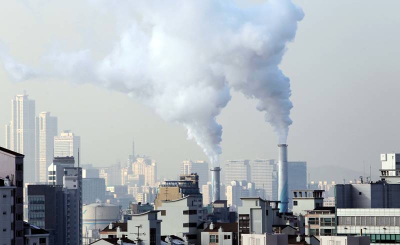 서울의 한 화력발전소에서 연기가 뿜어져 나오는 모습. /조선DB