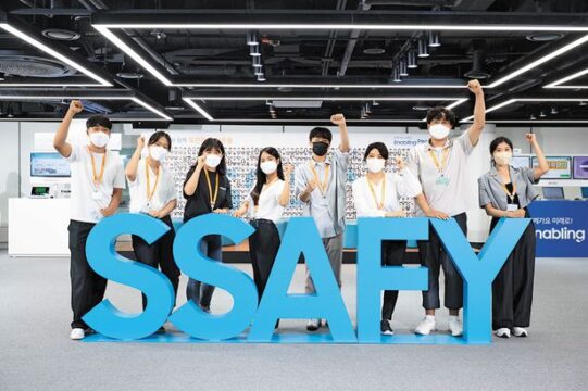서울 강남구의 '삼성청년SW아카데미' 서울캠퍼스에서 8기 교육생들이 기념사진을 찍고 있다. /삼성전자 제공